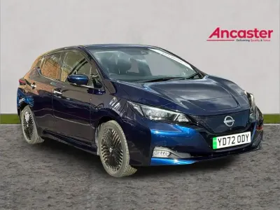 Begagnad Nissan Leaf Tekna 110 kW (150 HK) 2022 Blå Halvkombi