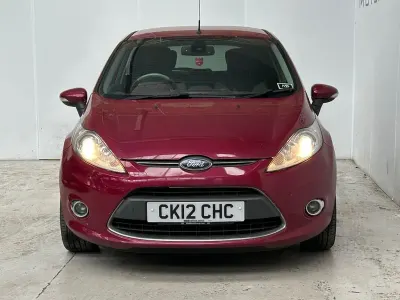 Usado Ford Fiesta Titanium 96 CV (70 kW) 2012 Rosa Utilitario