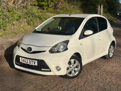Usado Toyota Aygo 68 CV (50 kW) 2012 Blanco Utilitario