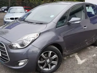 Usado Hyundai ix20 SE 90 CV (66 kW) 2016 Gris Utilitario