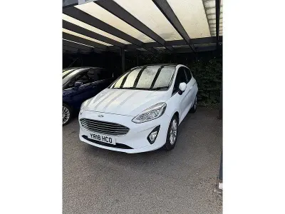 Używany Ford Fiesta Titanium 100 KM (73 kW) 2018 Biały Hatchback