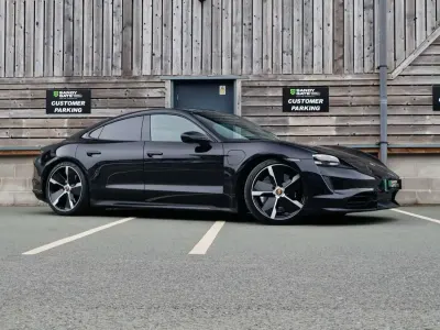 Usado Porsche Taycan Performance Package 500 kW (680 HP) 2023 Preto Sedan