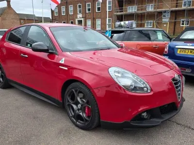 Begagnad Alfa Romeo Giulietta Quadrifoglio Verde 2014 Röd Halvkombi
