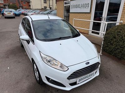 Used Ford Fiesta Zetec 82 HP (60 kW) 2013 Frozen white Hatchback