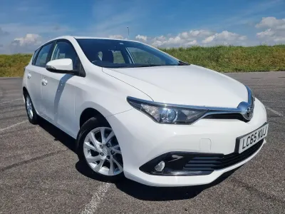 Używany Toyota Auris 116 KM (85 kW) 2015 Biały Hatchback