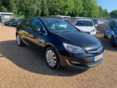 Usado Vauxhall Astra 130 CV (95 kW) 2013 Negro Utilitario