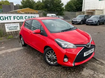 Used Toyota Yaris Multidrive S 99 HP (72 kW) 2016 Red Hatchback