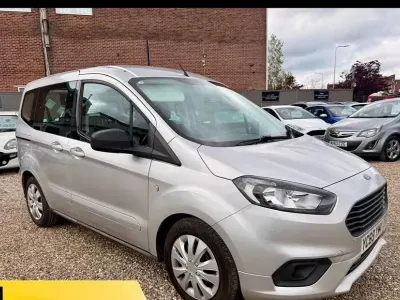 Usado Ford Tourneo Courier Zetec 2019 Plateado Monovolumen