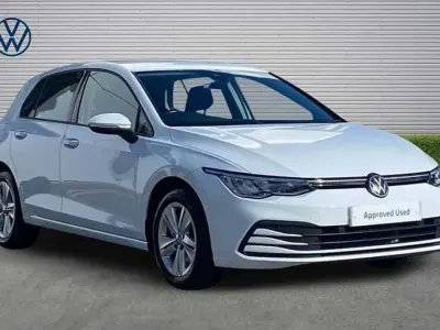 Second-hand VW Golf VIII Life 130 CP (95 kW) 2023 Alb Hatchback
