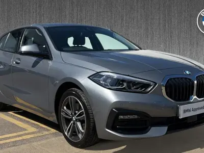 Usado BMW 118 Sport Line 134 CV (98 kW) 2023 Gris Utilitario