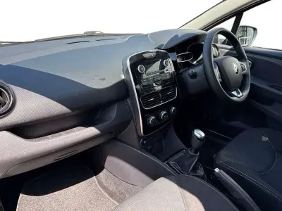 Używany Renault Clio IV Play 90 KM (66 kW) 2019 Biały Hatchback
