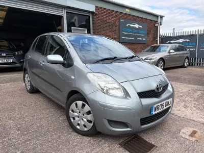 Usado Toyota Yaris 87 HP (63 kW) 2009 Prateado Citadino
