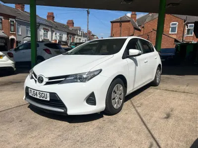 Used Toyota Auris Active 90 HP (66 kW) 2014 White Hatchback