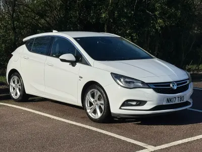 Used Vauxhall Astra SRi 150 HP (110 kW) 2017 White Hatchback