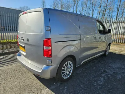 Second-hand Vauxhall Vivaro 120 CP (88 kW) 2024 Gri Monovolum
