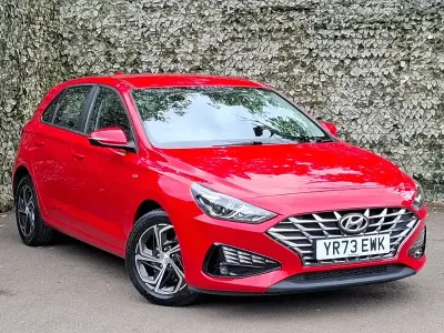 Begagnad Hyundai i30 SE 120 HK (88 kW) 2023 Röd Halvkombi