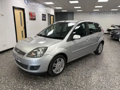Begagnad Ford Fiesta Ghia 79 HK (58 kW) 2008 Silver Halvkombi
