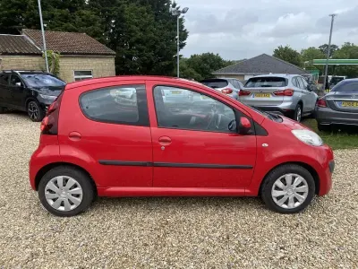 Begagnad Peugeot 107 Active 68 HK (50 kW) 2012 Röd Halvkombi