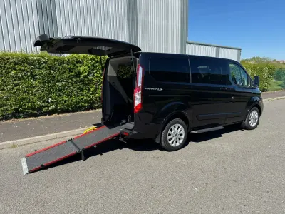 Usado Ford Tourneo Titanium 130 HP (95 kW) 2021 Preto Monovolume