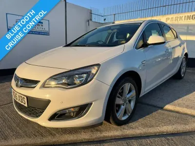 Used Vauxhall Astra SRi 100 HP (73 kW) 2015 White Hatchback