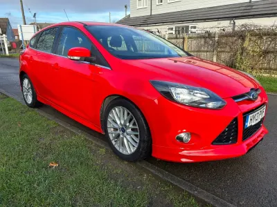 Begagnad Ford Focus Zetec 115 HK (84 kW) 2013 Röd Halvkombi