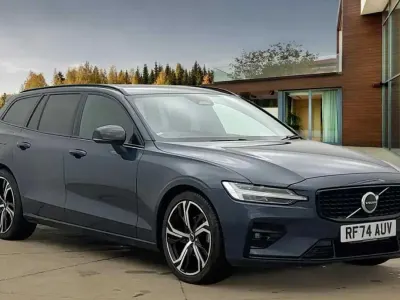 Usado Volvo V60 Plus 197 HP (144 kW) 2025 Azul Carrinha