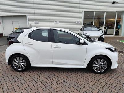 Used Toyota Yaris Hybrid 116 HP (85 kW) 2022 Pure white Hatchback