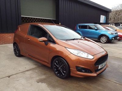 Used Ford Fiesta Sport 75 HP (55 kW) 2016 Red Van