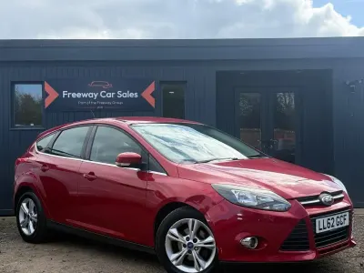 Used Ford Focus Zetec 125 HP (91 kW) 2012 Red Hatchback