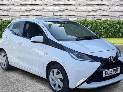 Usado Toyota Aygo X-play 69 HP (50 kW) 2015 Branco Citadino