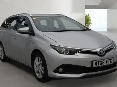Używany Toyota Auris Hybrid 2018 Srebrny Kombi
