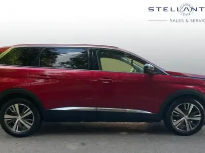 Używany Peugeot 5008 Allure 129 KM (94 kW) 2022 Czerwony SUV