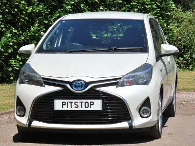 Used Toyota Yaris 101 HP (74 kW) 2014 White Hatchback