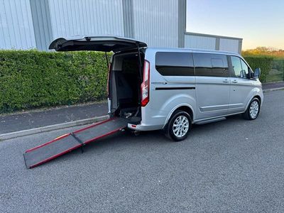 Usado Ford Tourneo Titanium 130 HP (95 kW) 2019 Prateado Monovolume