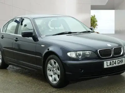 Begagnad BMW 325 2004 Blå Sedan