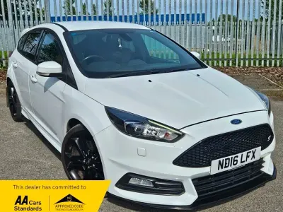 Used Ford Focus ST 250 HP (183 kW) 2016 White Hatchback