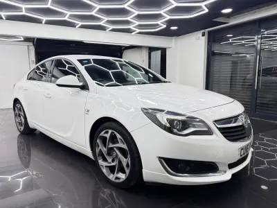 Używany Vauxhall Insignia SRi 170 KM (125 kW) 2016 Biały Hatchback