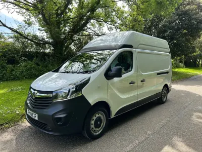Usado Vauxhall Vivaro 125 HP (91 kW) 2019 Branco Monovolume