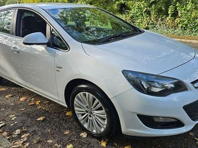 Second-hand Vauxhall Astra 2013 Alb Hatchback