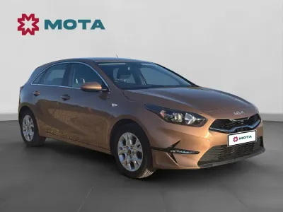 Używany Kia Ceed 134 KM (98 kW) 2022 Brązowy Hatchback