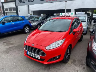 Begagnad Ford Fiesta Zetec 2015 Röd Halvkombi