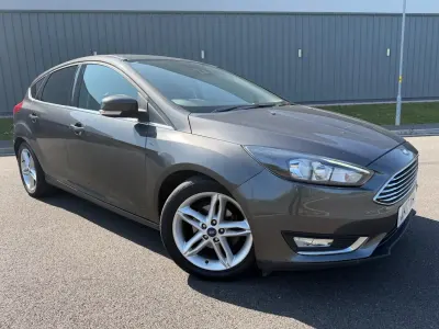 Usado Ford Focus Titanium 125 CV (91 kW) 2017 Gris Utilitario