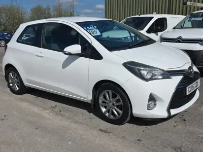 Used Toyota Yaris 69 HP (50 kW) 2015 White Hatchback