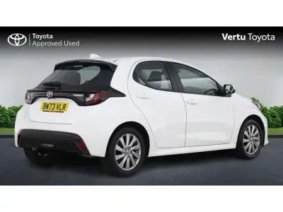 Gebraucht Toyota Yaris Hybrid 116 PS (85 kW) 2023 Weiß Kleinwagen