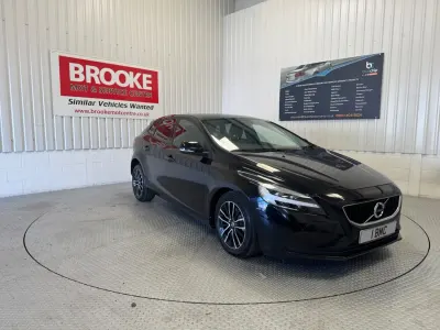 Begagnad Volvo V40 Momentum 2017 Svart Halvkombi