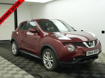 Usado Nissan Juke Acenta Premium 110 HP (80 kW) 2015 Vermelho SUV