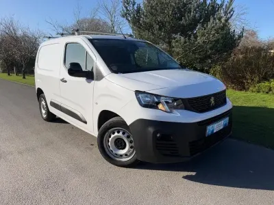 Second-hand Peugeot Partner Premium 102 CP (75 kW) 2023 Alb Monovolum