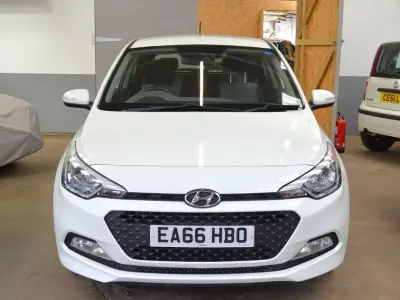 Used Hyundai i20 SE 84 HP (61 kW) 2016 White Hatchback