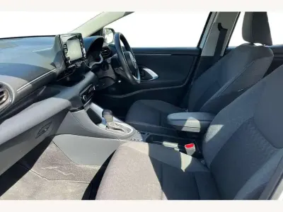 Used Toyota Yaris Hybrid 116 HP (85 kW) 2023 White Hatchback