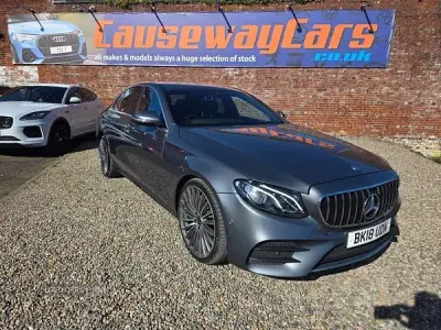 Usado Mercedes E220 AMG line 194 CV (142 kW) 2018 Gris Berlina